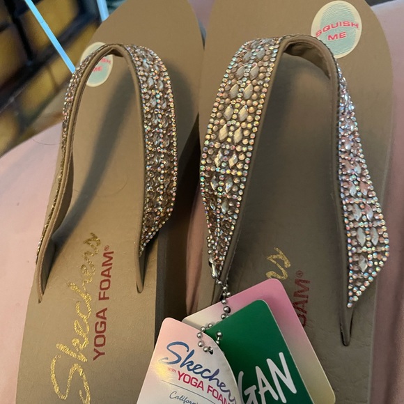 brand new sketchers flip flops ! Pictures don’t do them justice! Really pretty! - Picture 5 of 9